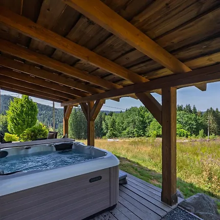 Serenity - Sleeps 9 - Hot Tub Шале