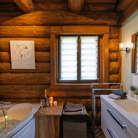 Serenity - Sleeps 9 - Hot Tub Liezey