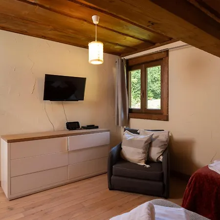 Serenity - Sleeps 9 - Hot Tub * Liezey
